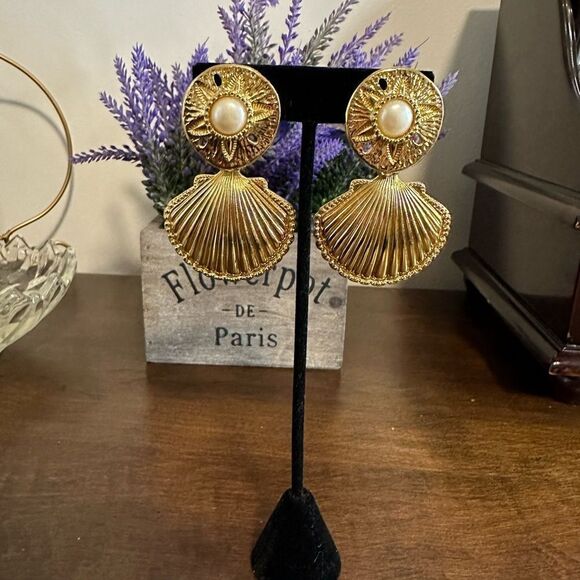 KJL for Avon Sand Dollar and Seashell with Faux Pearl Dangle Clip Earrings - Picture 1 of 4